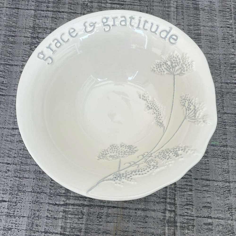 Mary and Martha Grace and Gratitude pedestal serving bowl in excellent condition